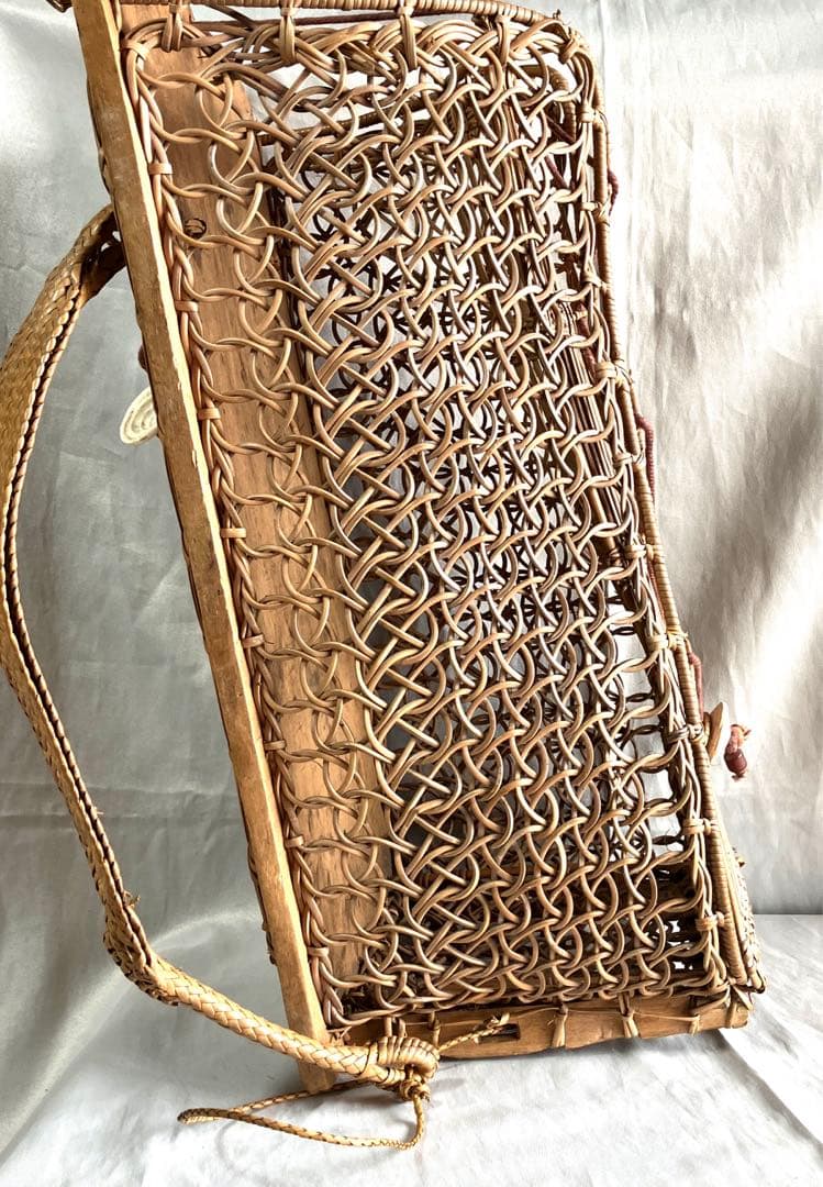 インドネシア　カリマンタン島　　　　ダヤック族ロタン編み背負籠