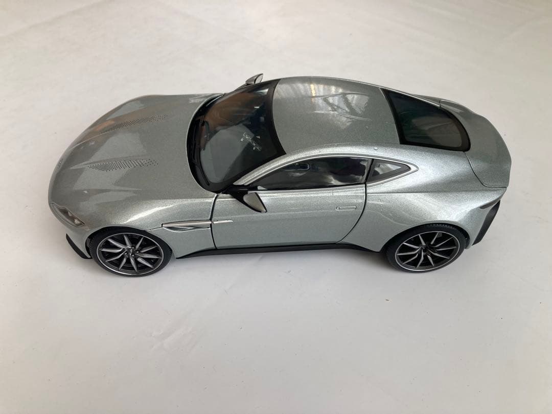 「りん」「007 スペクター」のボンドカー ホットウィール 1/18