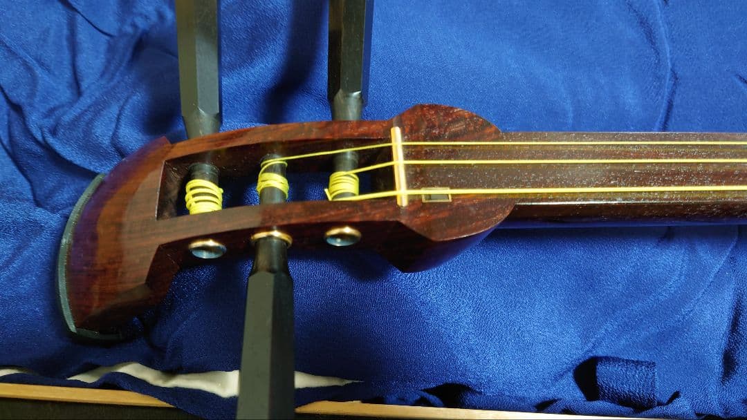 ◆三味線/短棹【綺麗なトチ入り紅木/金細】桐ケース付き