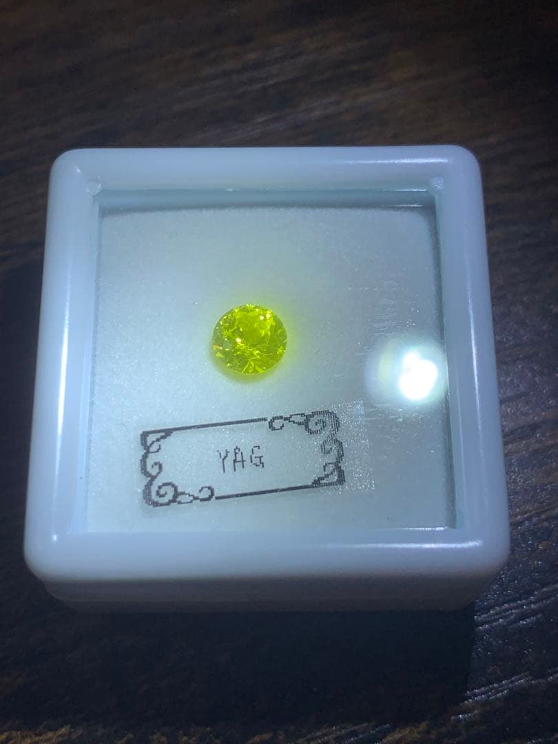 YAG ヤグ　イットリウムアルミニウムガーネット　ルース　ダイヤ　蛍光鉱物　根付