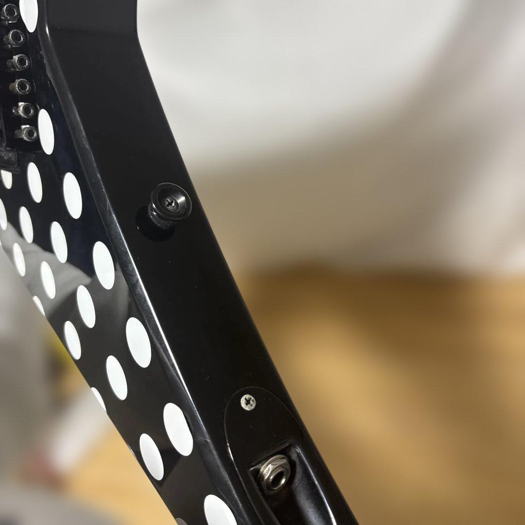 Jackson V型 エレキギター ブラック/ホワイト