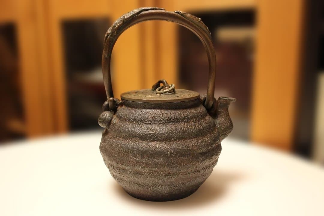 整*屋様 古鉄瓶　小振り亀文堂芋頭鉄瓶　希少品　水漏れなし・状態良好