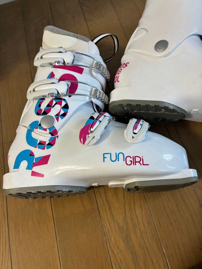 ロシニョールキッズ用fun girlのスキー板、ポール、ブーツの3点セット