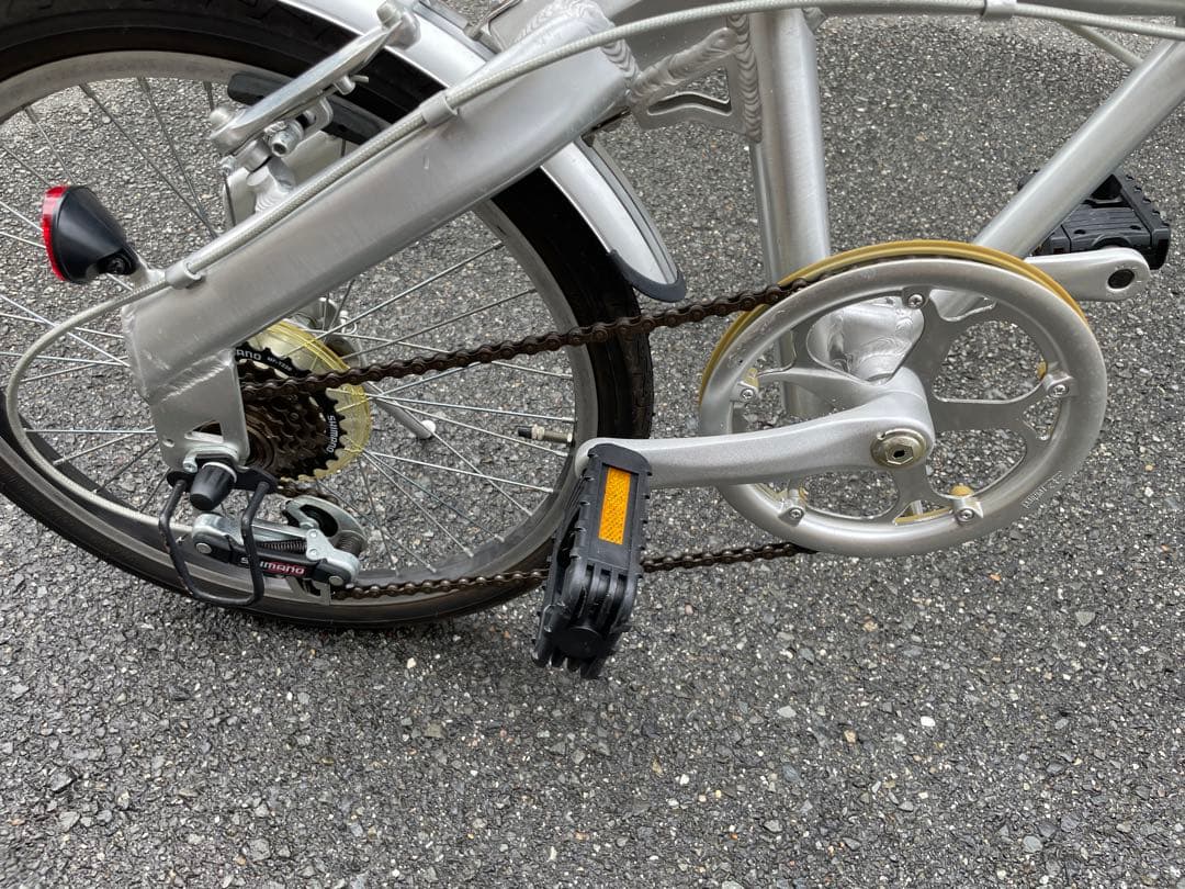 ほぼ新品の シンプルな折りたたみ自転車 シルバー 6段変速