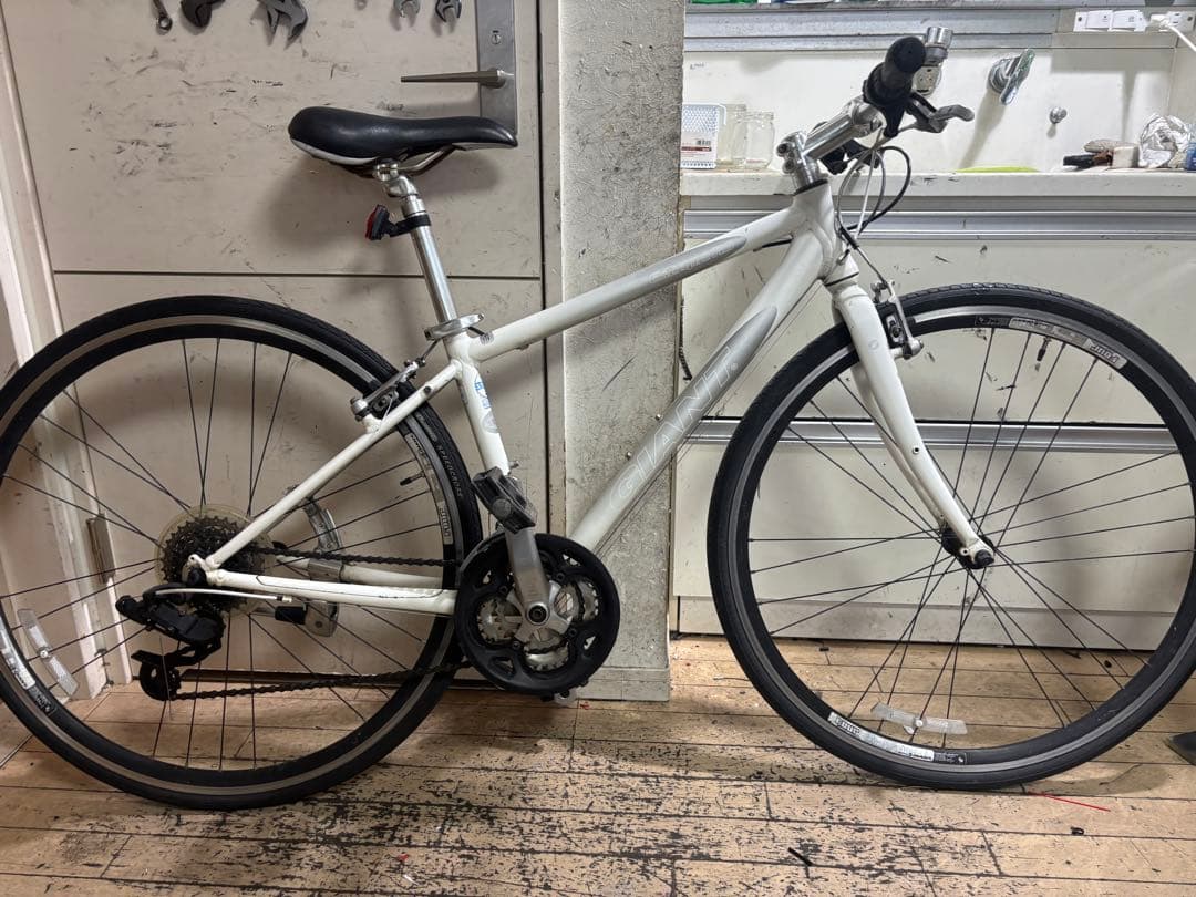 Giant エスケープ　小柄な方向けクロスバイク ホワイト 700C