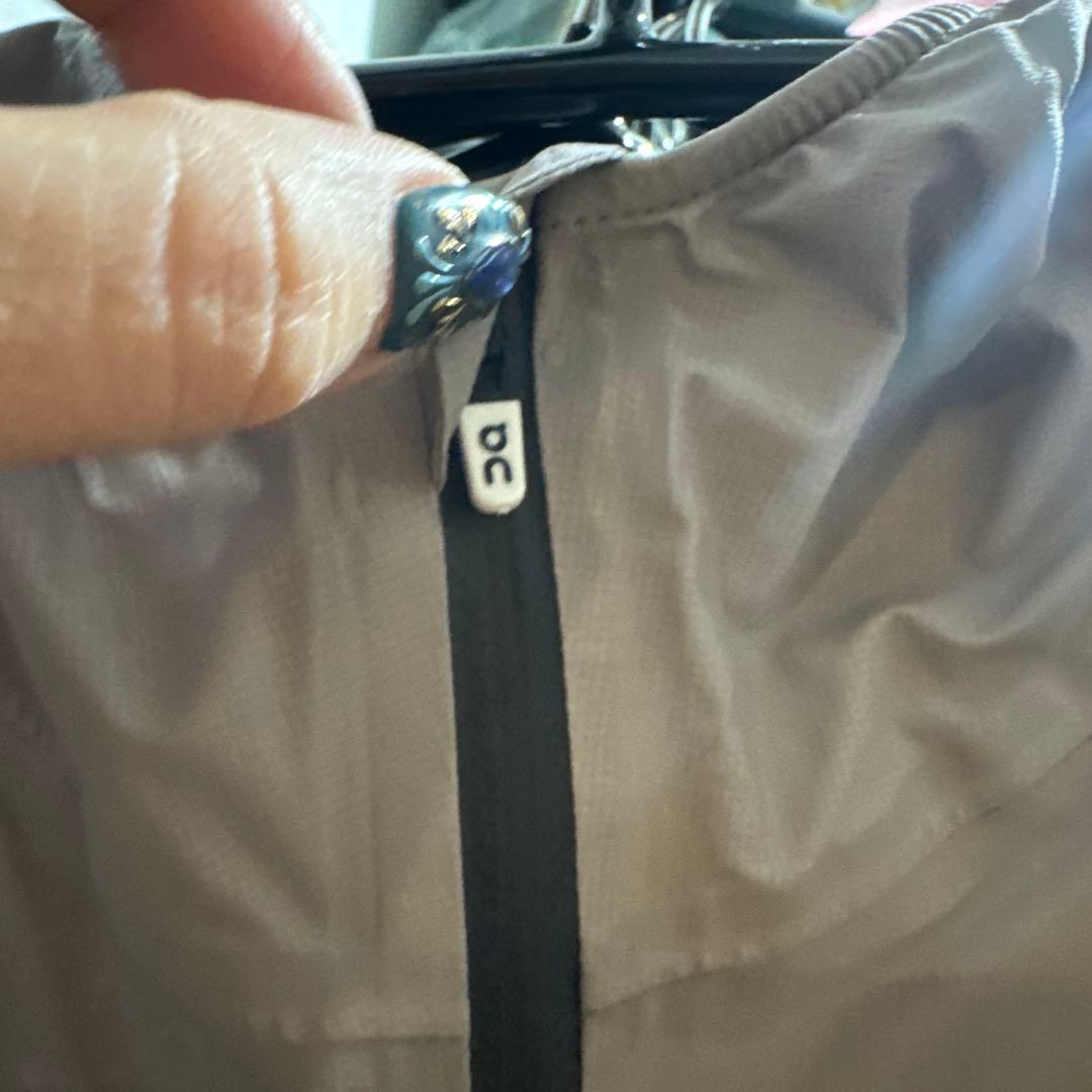 on ウィンドブレーカー M グレー