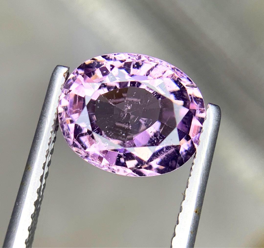 オーバルカットの天然スピネル宝石。GIL認定