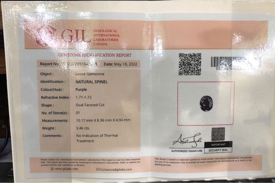 オーバルカットの天然スピネル宝石。GIL認定