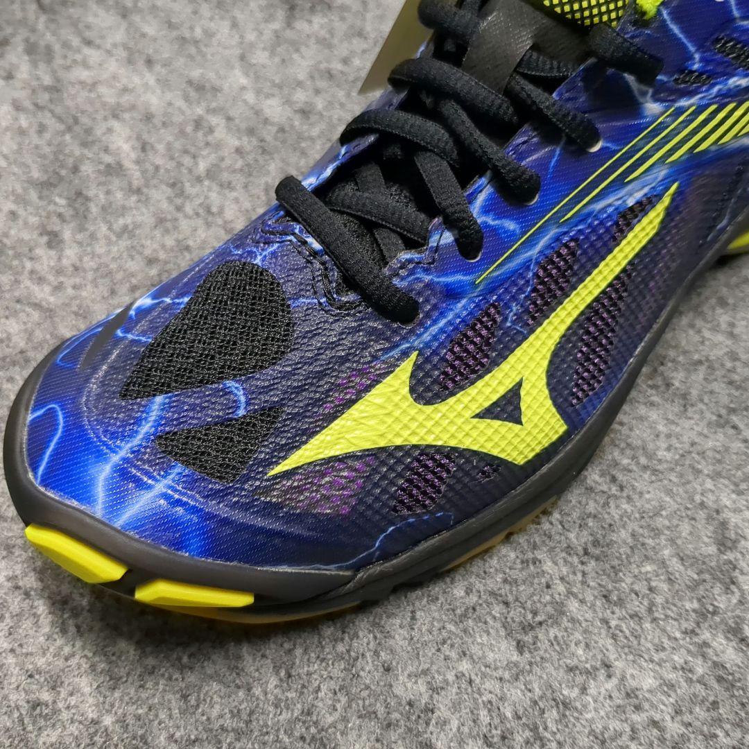 バレーボールシューズ　ミズノ　ウェーブライトニングZ4