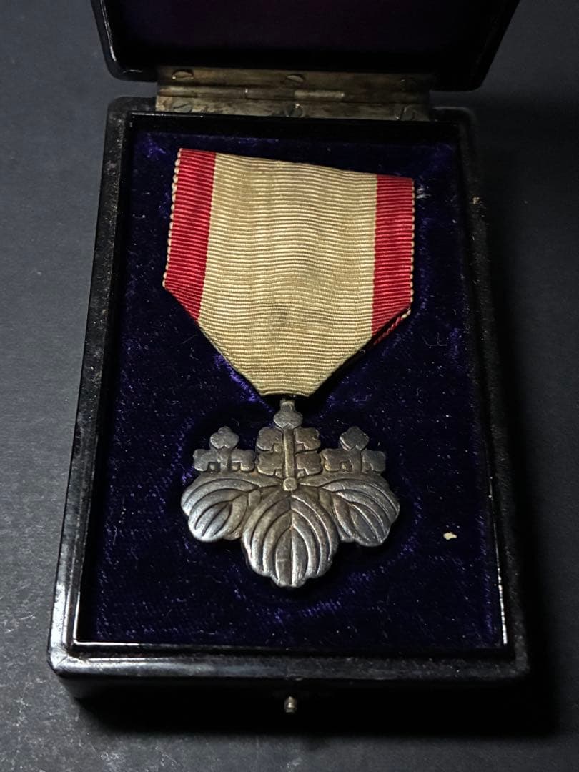 旧日本帝国 勲八等白色桐葉章 勲章 銀製 共箱付き 戦前昭和 桐葉紋 記章