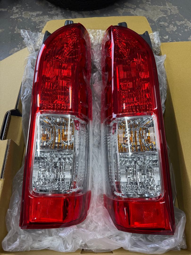 ハイエース ダークプライ厶 純正テールランプ 新車外し