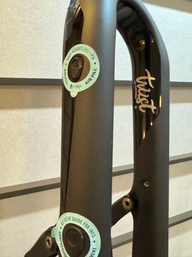 最高級 新品未使用 Trust message サスペンションフォーク