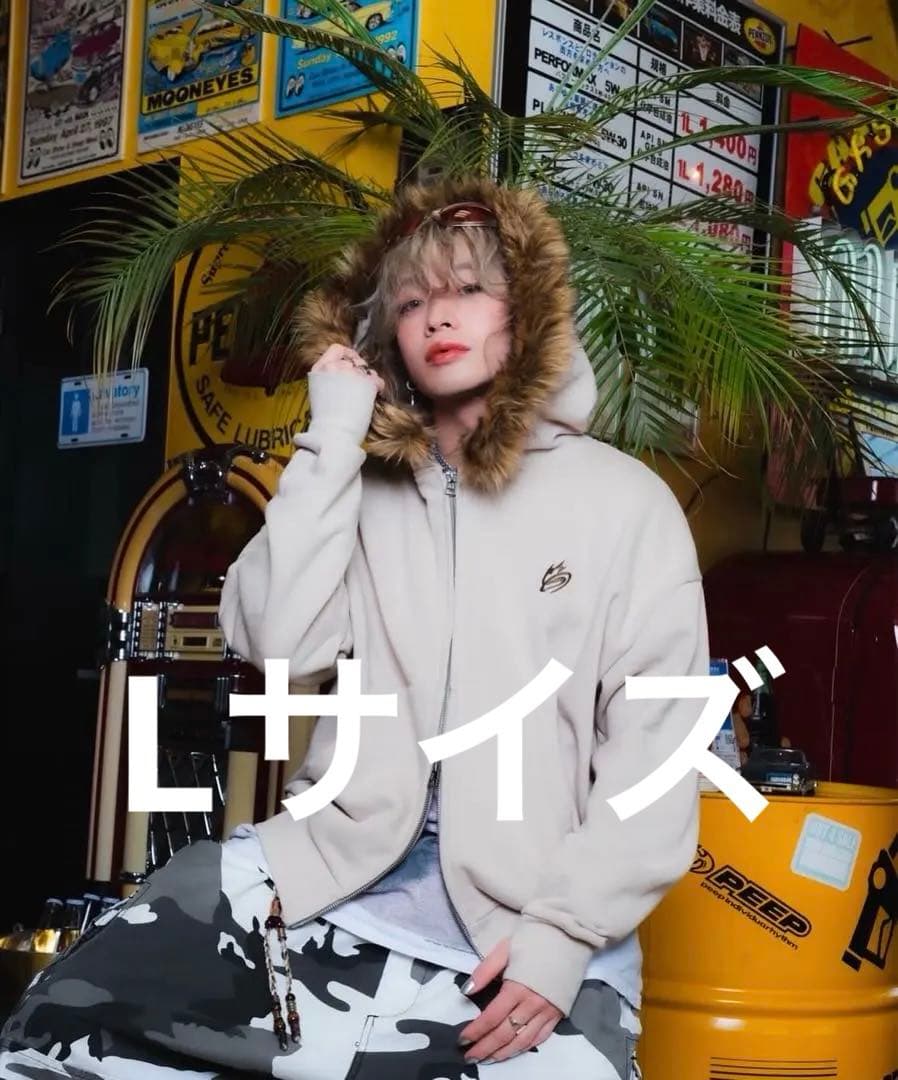 ファーグラフィックZIPパーカー　ステッカー付き　ma55ive wego