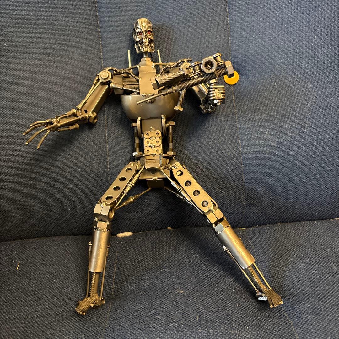 廃材メタルアート　ターミネーター