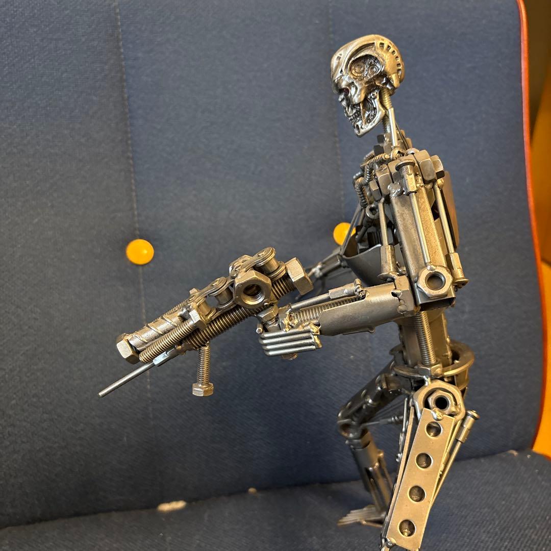 廃材メタルアート　ターミネーター