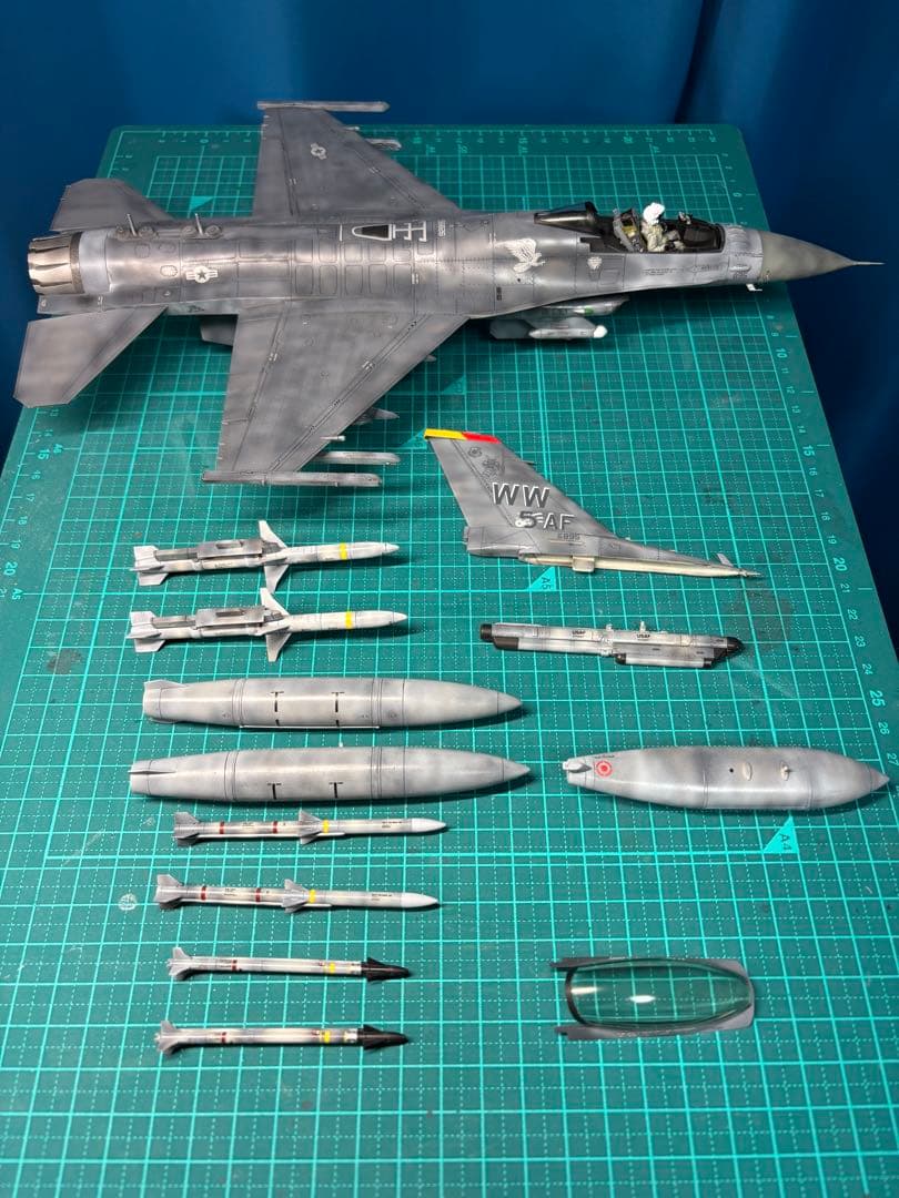 戦闘機　プラモデル完成品　タミヤ　1/48 F-16CJ