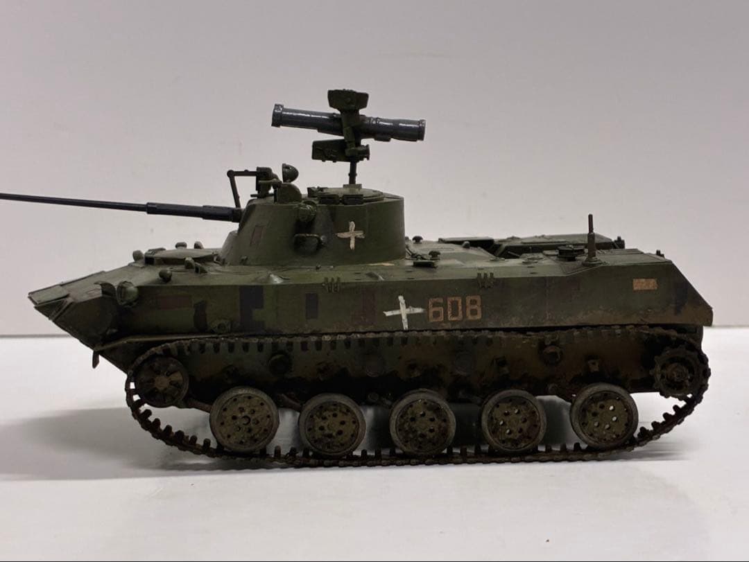 ズベズダ　1/35 BMD-2 完成品　装甲車　戦車　模型　