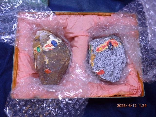 奇才　里見勝蔵の代表作の一つ「石の顔」2体です。油彩によるもので真作です