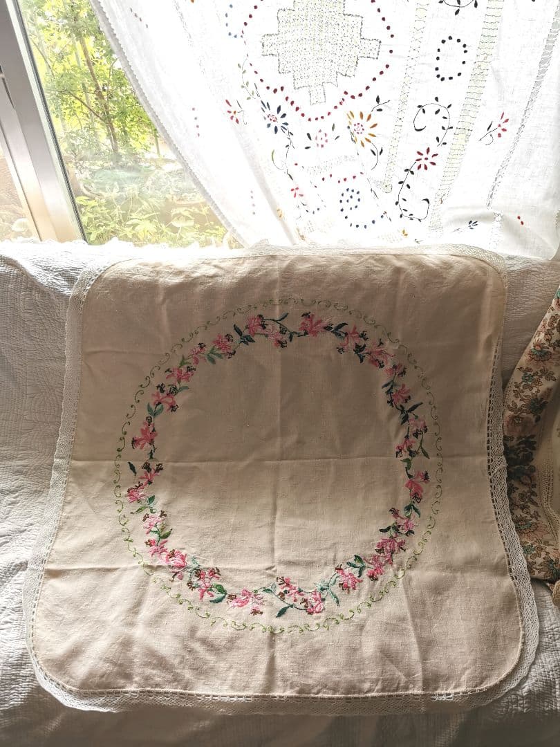 アンティークイギリスニードルワーク 紅花常磐万作 色糸刺繍 リネンクロシェクロス