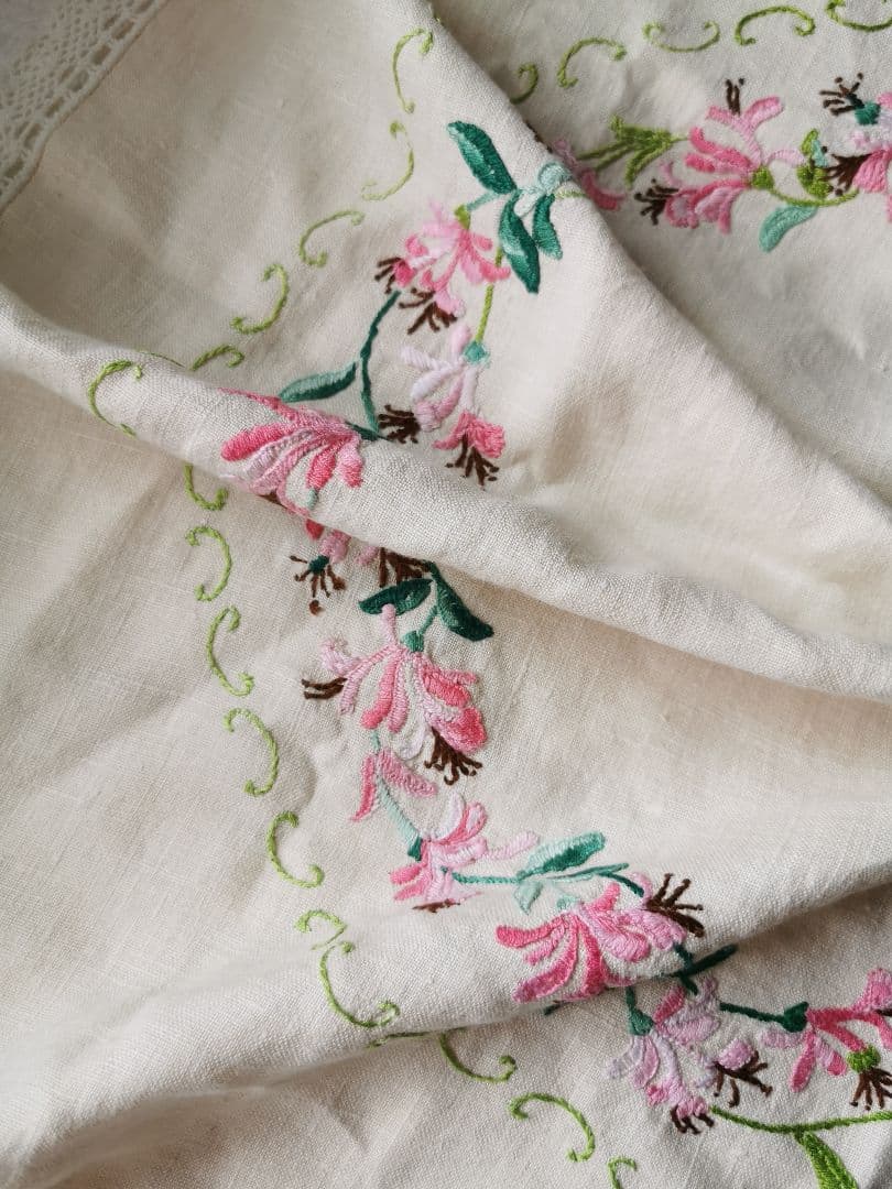 アンティークイギリスニードルワーク 紅花常磐万作 色糸刺繍 リネンクロシェクロス