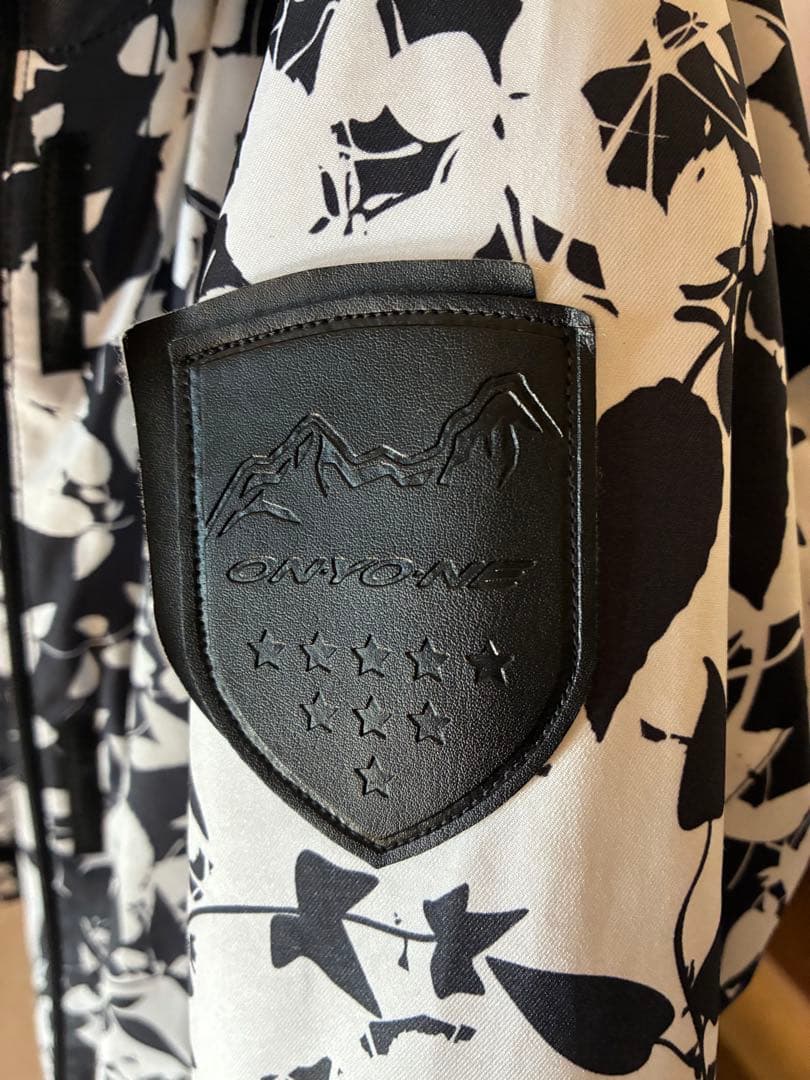 オンヨネ　女性用スキーウェア 花柄