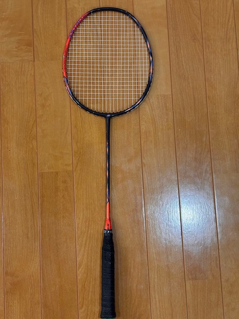 アストロクス77プロ 4U G5 バドミントンラケット 黒/オレンジ