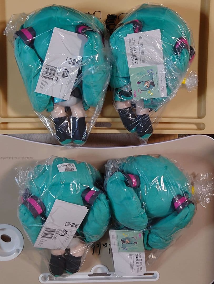 初音ミクシリーズ ふわぷち 寝そべりＭぬいぐるみ “初音ミク” 2種各2点セット