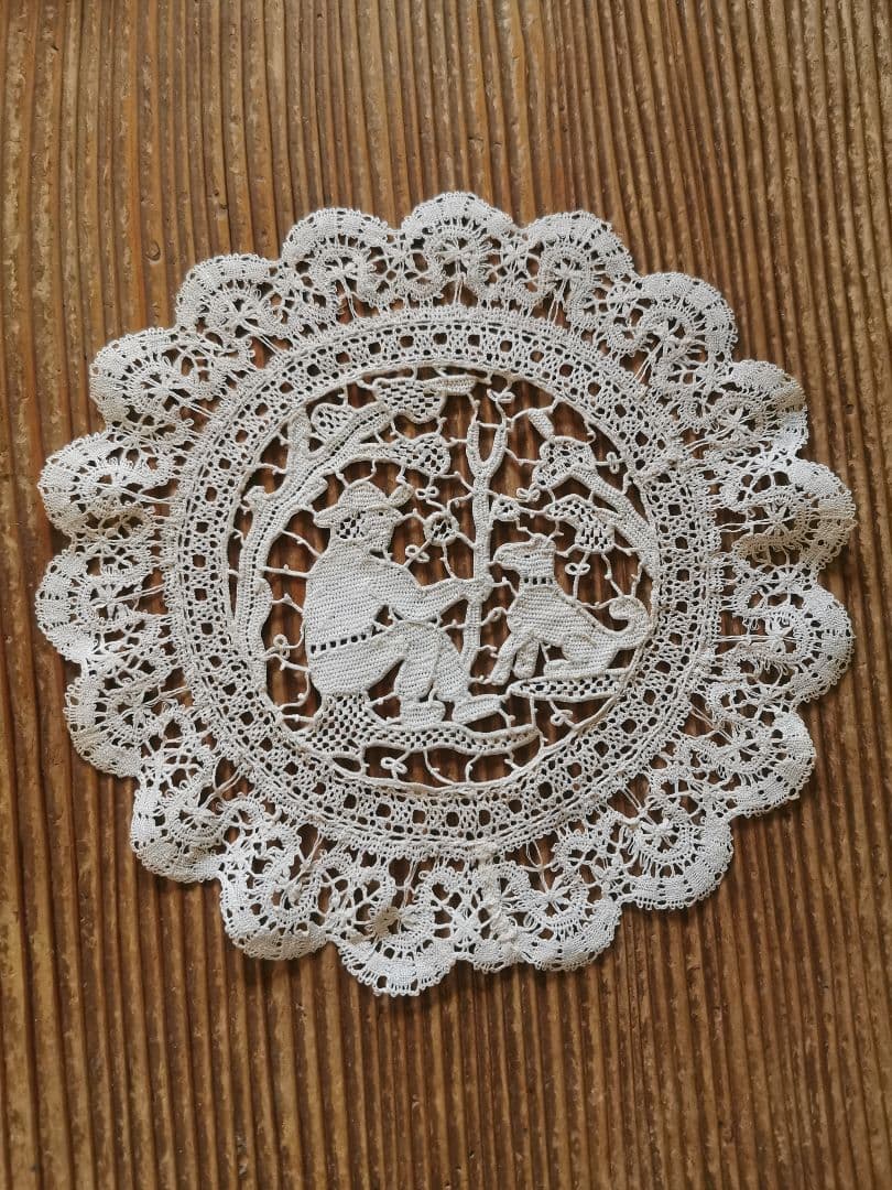 アンティーク ポワンドヴェニス 見つめ合う犬と人 美しいニードルレースドイリー