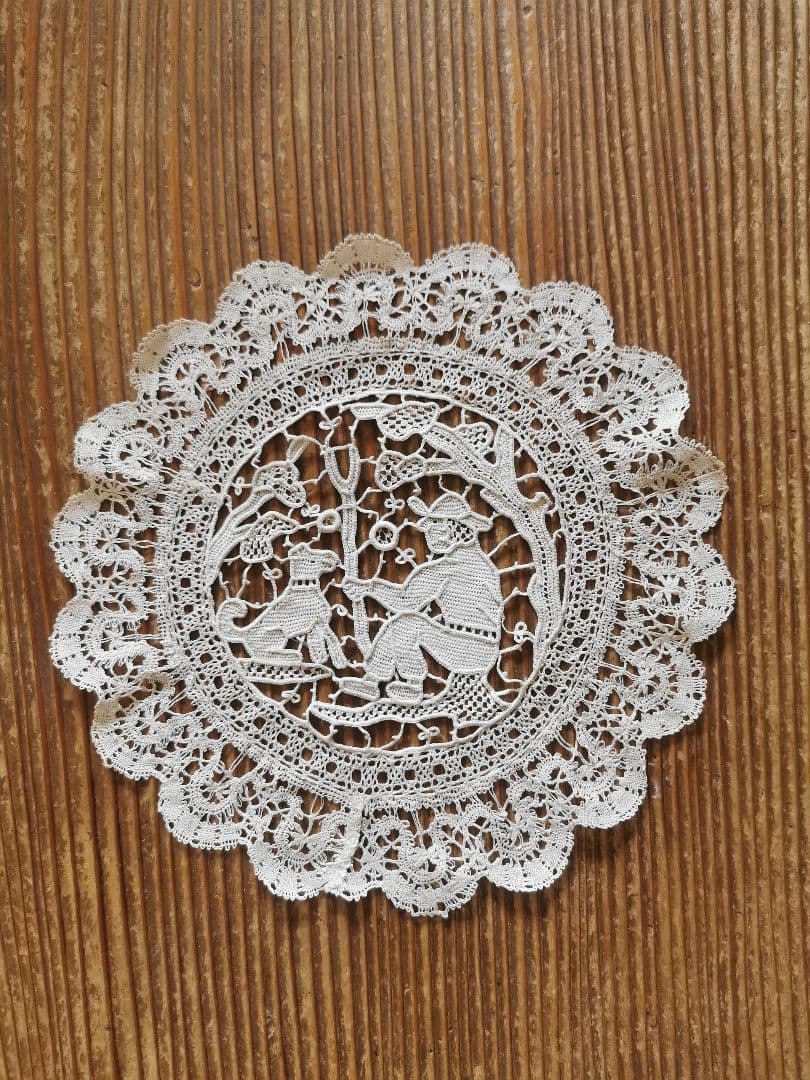 アンティーク ポワンドヴェニス 見つめ合う犬と人 美しいニードルレースドイリー