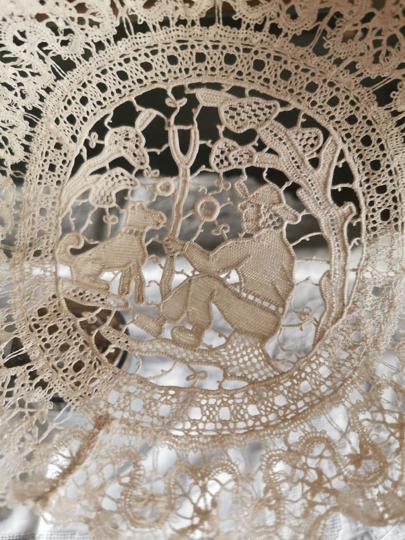 アンティーク ポワンドヴェニス 見つめ合う犬と人 美しいニードルレースドイリー