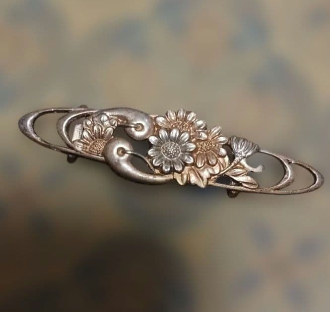 波紋と勾玉(波紋音と真琴？)と菊　帯留　金工　アンティーク