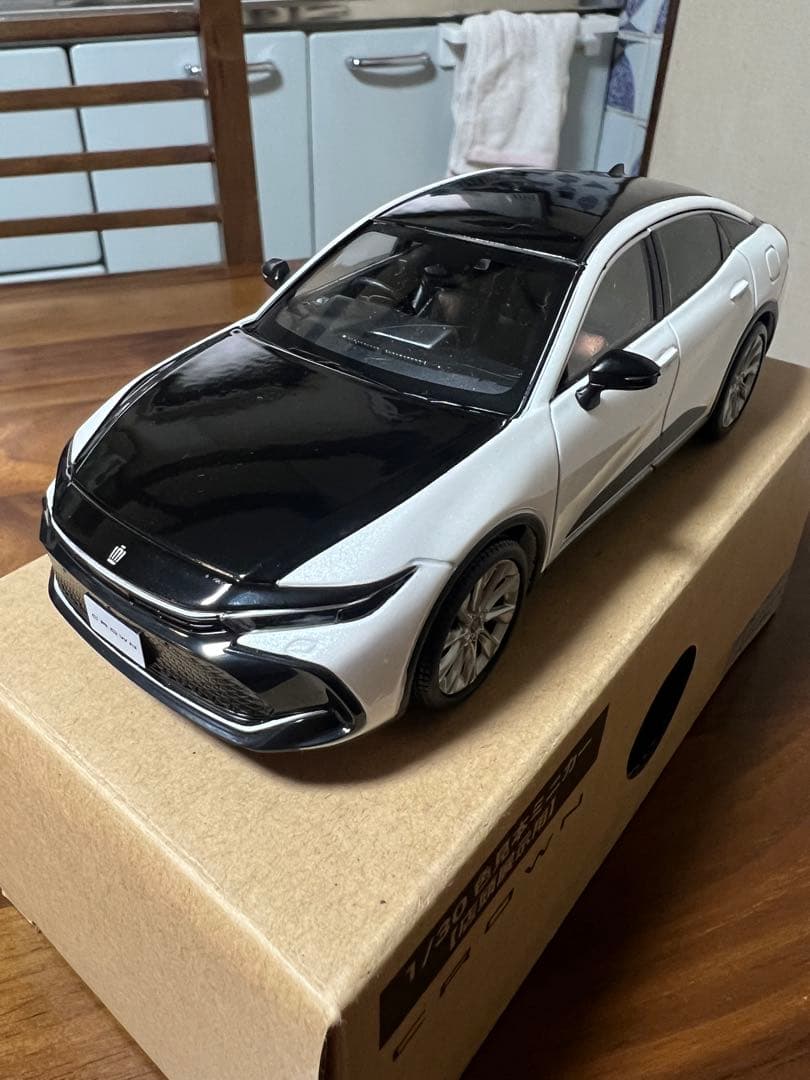 トヨタ　クラウンホワイト/ブラック ミニカー 約1/30スケール