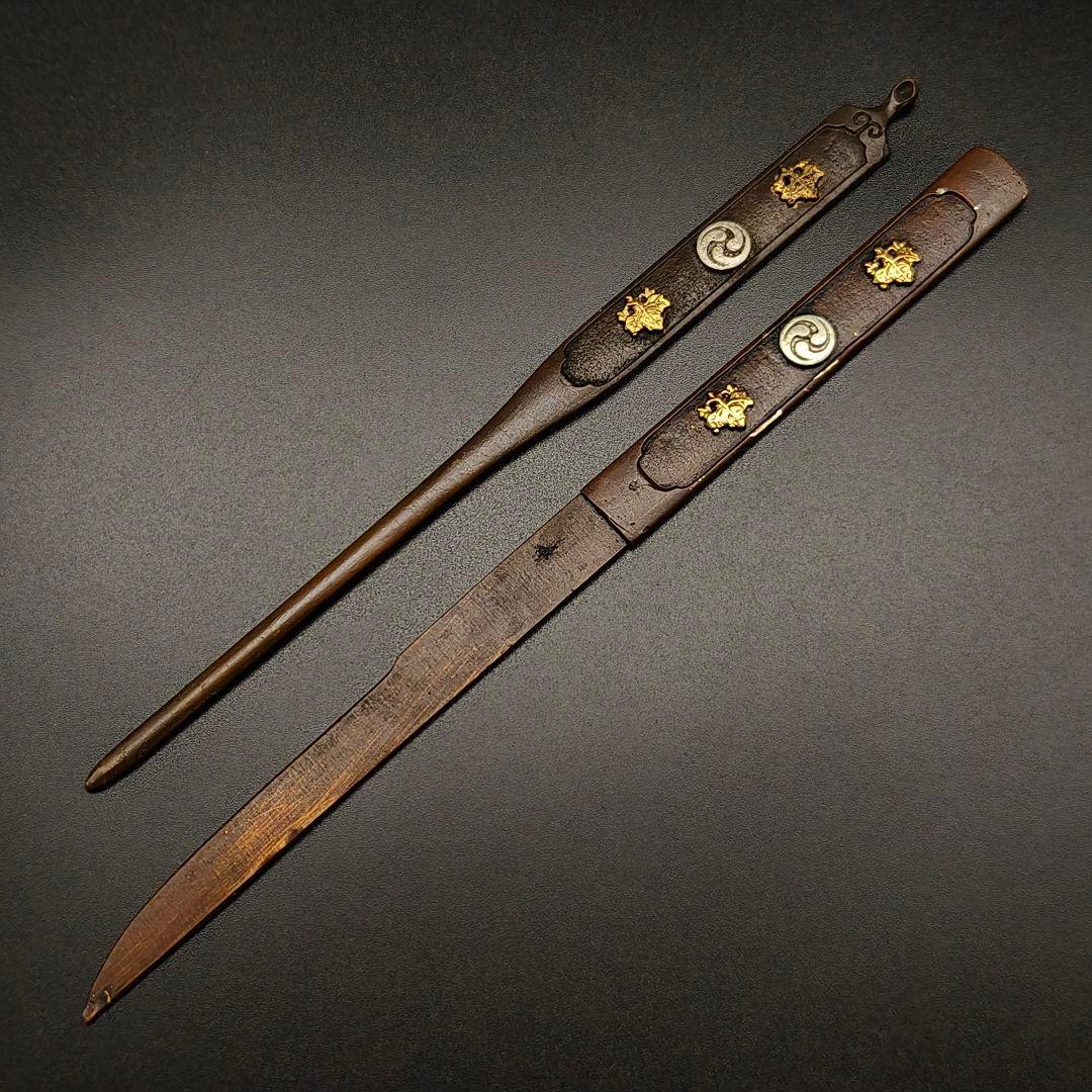 日本刀装具　小柄　笄　家紋の図　五三の桐　三巴の紋　銅地　絵金銀　刀剣美術