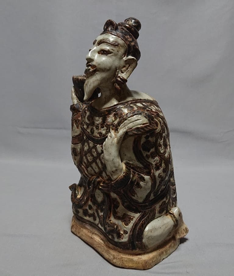 コレクター収集　タイ　スワンカローク白濁渇釉　策士像　15～16世紀