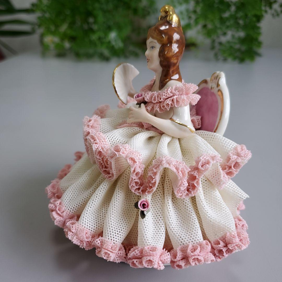 カポディモンテ　椅子に座ったレ―スド―ル（陶磁器） 約13cm