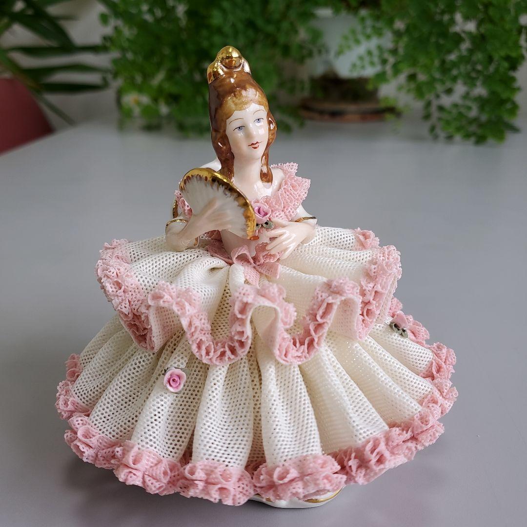 カポディモンテ　椅子に座ったレ―スド―ル（陶磁器） 約13cm