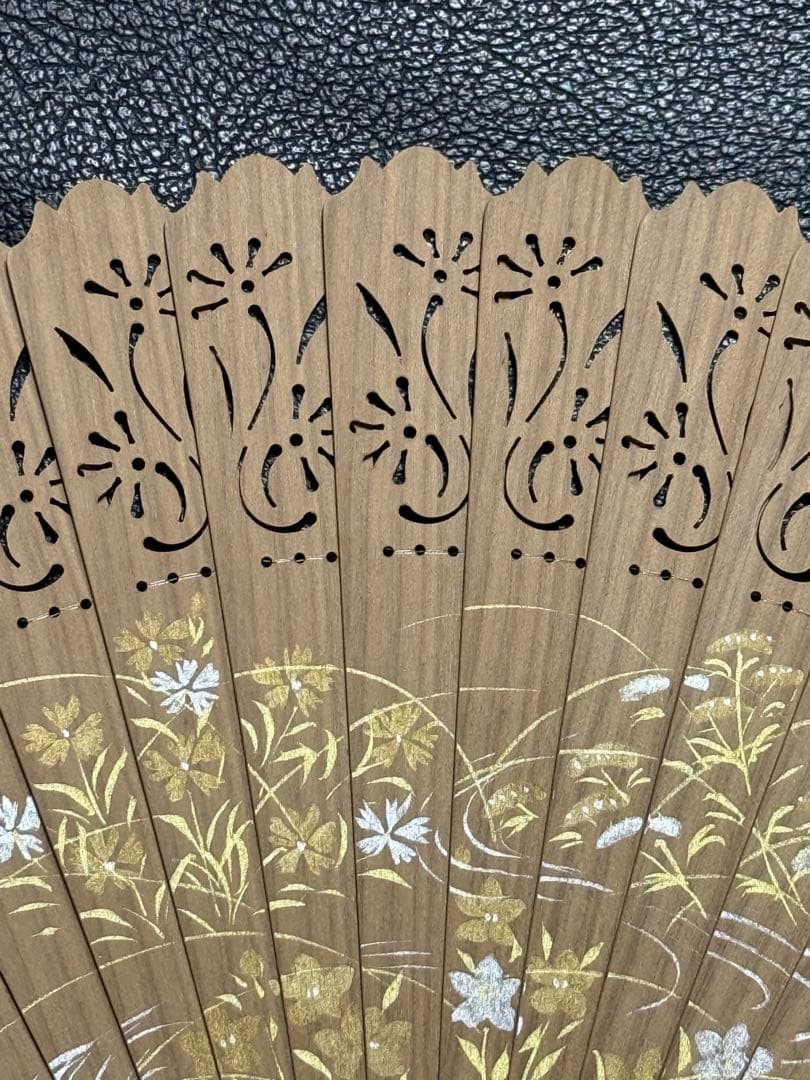 扇子　18.0cm 白檀　宮脇賣扇庵　透かし彫り　繊細　細工　工芸　着物　和装