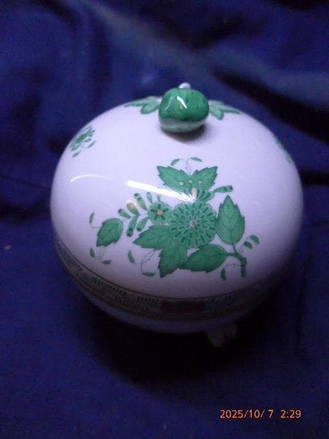 全て手彩色のヘレンドのアポニーグリーンの豪華な脚付き菓子器です。フィニアルは苺