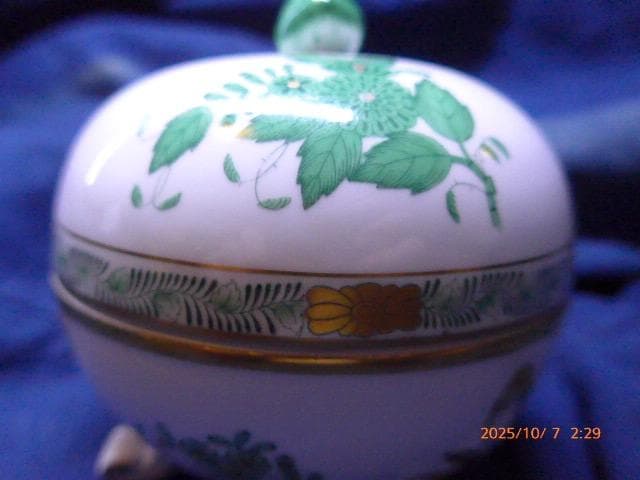 全て手彩色のヘレンドのアポニーグリーンの豪華な脚付き菓子器です。フィニアルは苺