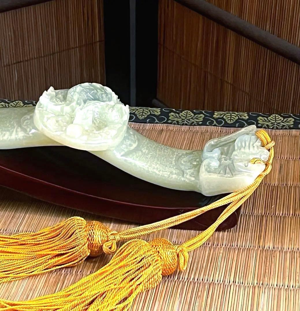 古翡翠 緑砡石 龍蝙蝠刻 如意 台座付き