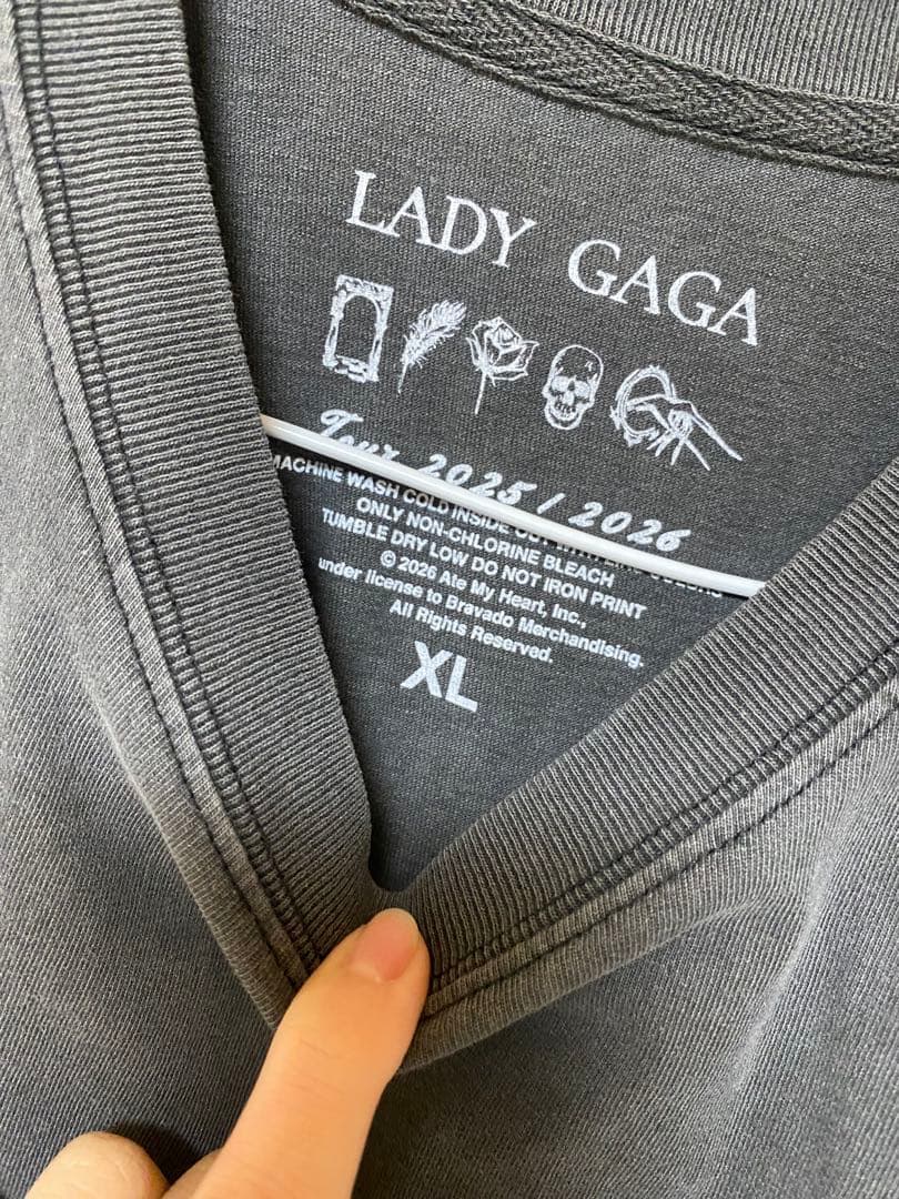 LADY GAGA ノースリーブTシャツ 本人着用と同型？