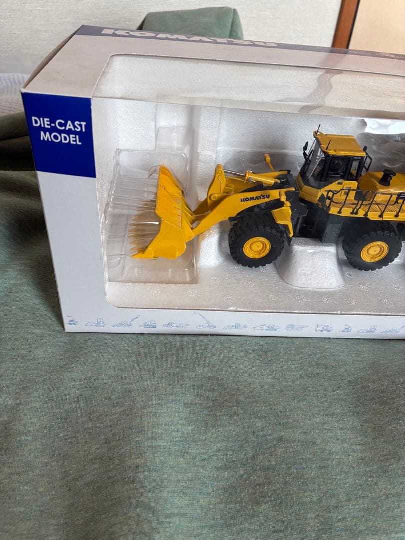 コマツ建機ミニチュア　１/５０スケールホイールローダ　WA６００