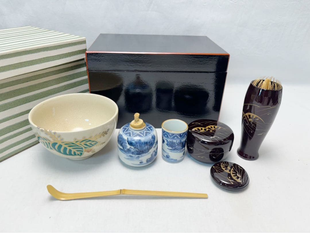 ほぼ未使用 茶道具 黒面朱利休茶箱 セット 茶碗 棗 茶筅 振出 巾筒 香合紙箱