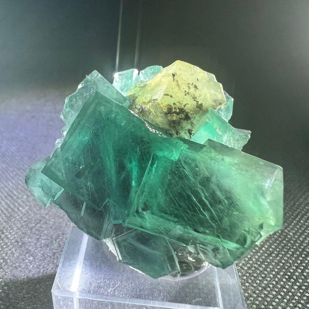 ヤオガンシャン産　カルサイト共生「孔雀緑」「ピーコックグリーン」フローライト