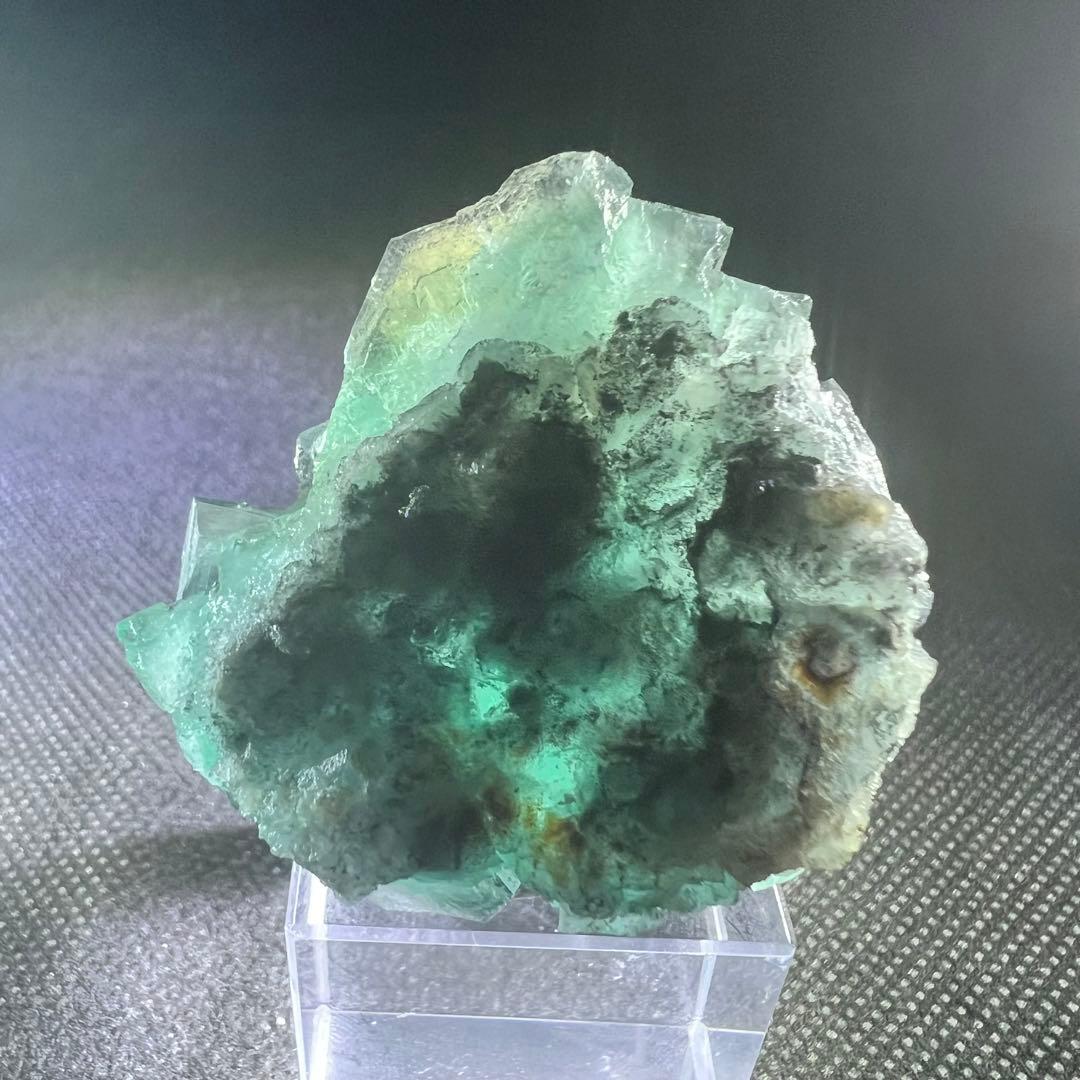 ヤオガンシャン産　カルサイト共生「孔雀緑」「ピーコックグリーン」フローライト