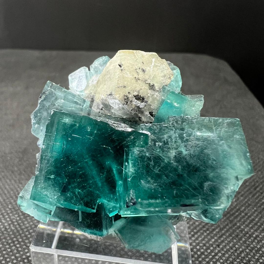 ヤオガンシャン産　カルサイト共生「孔雀緑」「ピーコックグリーン」フローライト