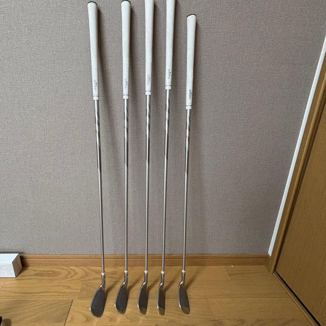 エミリッドバハマ B702 アイアン（5本セット）オリジナルヘッドカバー付き