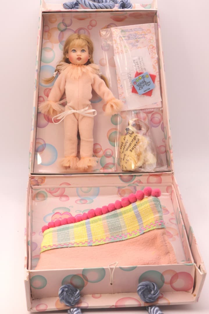 riley & Jingles ピンクのロンパースを着た女の子ドール19cm