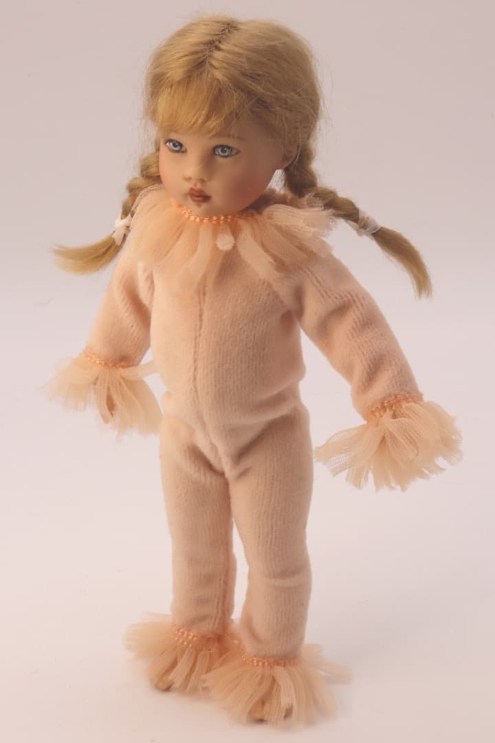 riley & Jingles ピンクのロンパースを着た女の子ドール19cm