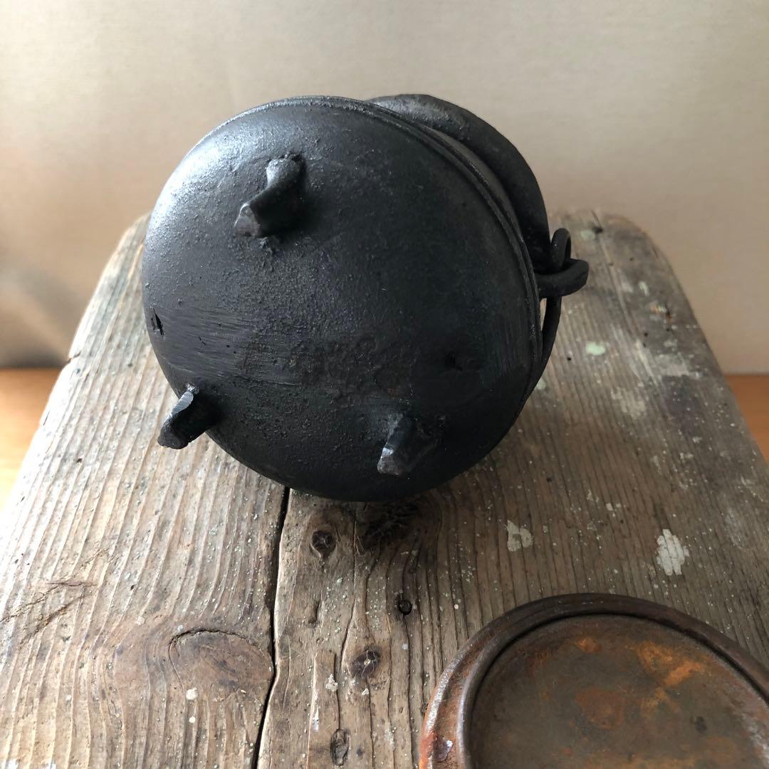 古い小さな鉄鍋（釜）　三ツ足　蓋付き　アンティーク　フランス　蚤の市　no.99